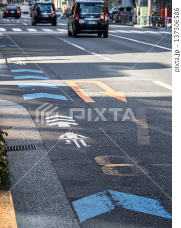 車道の左端に設置された自転車ナビマーク（白色）と自転車ナビライン（青色） 137306586