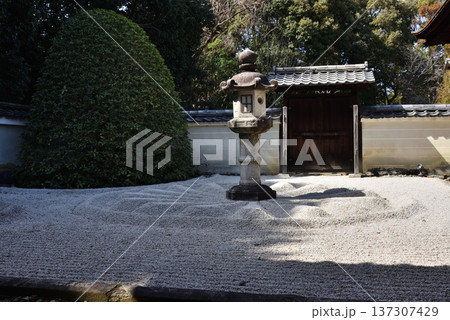 雲龍院庭園　石灯篭と菊の御紋(京都市東山区) 137307429