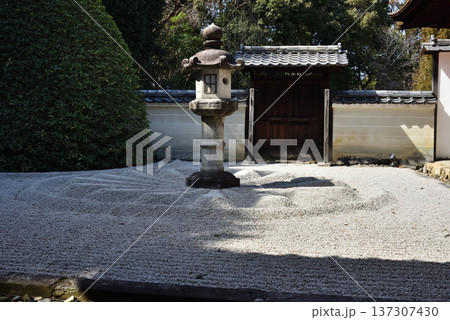 雲龍院庭園　石灯篭と菊の御紋(京都市東山区) 137307430