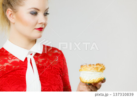 Happy woman holding choux puff cake Happy woman holding choux puff cake 137310839