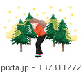 杉の木とくしゃみをする女性 137311272