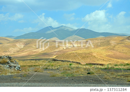 イラン 世界遺産、タフテ・ソレイーマン（ソロモンの玉座）から見下ろす果樹園 137311284