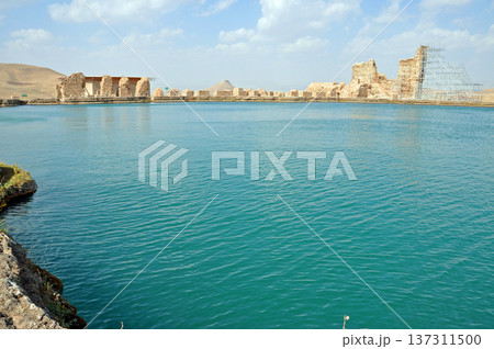 イラン タフテ・ソレイマーンの湖越に望むゼンダネ・ソレイマーン イラン タフテ・ソレイマーンの湖越に望むゼンダネ・ソレイマーン 137311500