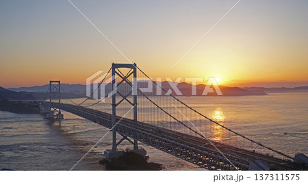 美しい朝日と大鳴門橋 美しい朝日と大鳴門橋 137311575