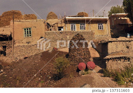 イラン　西アゼルバイジャン州　クルド人地区の家 137311603