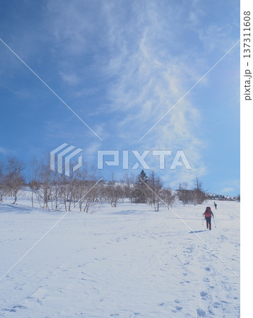 天の川のような雲と雪山を歩く登山者達（afli20260220094737） 137311608