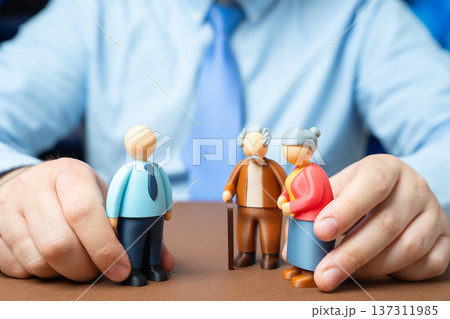 Assigning a consultant to solve the problems of an elderly couple. Administrative services additional support options and personalized sales consultant assistance for seniors. 137311985