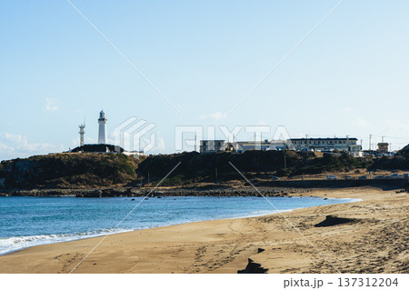 犬吠埼灯台と君ヶ浜の海岸風景 137312204
