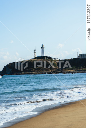 犬吠埼灯台と君ヶ浜の海岸風景 犬吠埼灯台と君ヶ浜の海岸風景 137312207