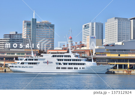 神戸港の遊覧船 137312924
