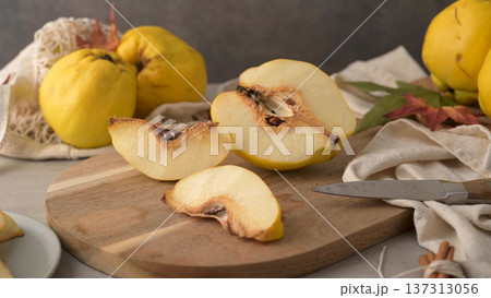 Ripe yellow quinces 137313056