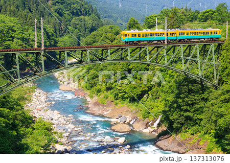 夏の千垣鉄橋をそろりと渡る富山地方鉄道 夏の千垣鉄橋をそろりと渡る富山地方鉄道 137313076