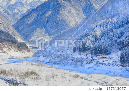 雪景色の立山を静かに走る富山地方鉄道 雪景色の立山を静かに走る富山地方鉄道 137313077