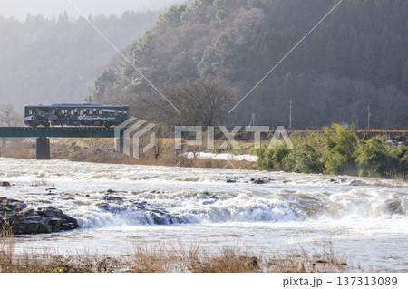 雪解け水の水量豊かな早春の朝に鉄橋を渡る若桜鉄道 雪解け水の水量豊かな早春の朝に鉄橋を渡る若桜鉄道 137313089