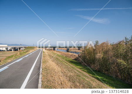 木津川堤防上のサイクリングロード　京奈和自転車道　京都府京田辺市 137314028