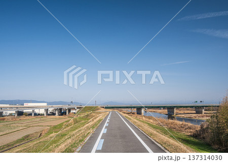木津川堤防上のサイクリングロード 京奈和自転車道 京都府京田辺市 木津川堤防上のサイクリングロード 京奈和自転車道 京都府京田辺市 137314030