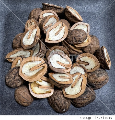 和クルミ、鬼胡桃、山胡桃、日本のクルミ、胡桃の背景素材 137314045