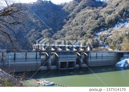 【神奈川県】記録的渇水によりダムサイトが大きく露出した城山ダム 137314170