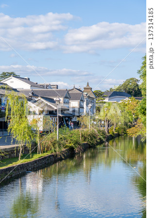 倉敷川と美観地区の蔵屋敷　倉敷美観地区観光（高砂橋からの眺め） 137314185