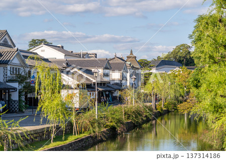 倉敷川と美観地区の蔵屋敷　倉敷美観地区観光（高砂橋からの眺め） 137314186