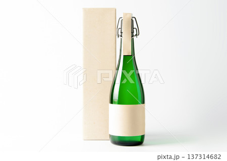 ラベルなし日本酒ボトルと化粧箱のモックアップ（デザイン用パッケージ素材 137314682