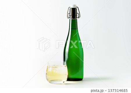 日本酒・ボトルとグラス（ロック）白背景の酒イメージ 137314685