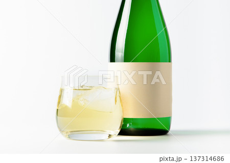 日本酒、グラスとボトルのクローズアップ（白背景の酒イメージ） 137314686