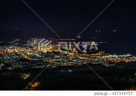 北海道小樽市の港町に広がる美しい夜景と小樽港の風景 137314757