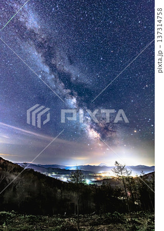 赤井川村カルデラ展望所から見る天の川と星空の絶景(北海道) 赤井川村カルデラ展望所から見る天の川と星空の絶景(北海道) 137314758