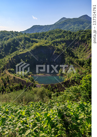 金毘羅火山展望台から望む火山地形とカルデラ湖の風景（北海道洞爺湖） 137314761