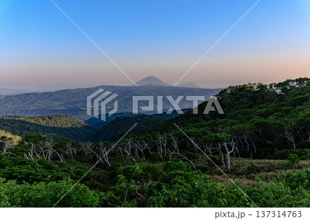 オロフレ峠から望む羊蹄山と北海道の雄大な山並み オロフレ峠から望む羊蹄山と北海道の雄大な山並み 137314763