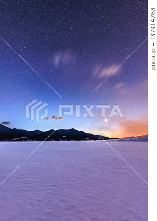 夜明け前の糠平湖に広がる星空と雪原の冬景色(北海道) 夜明け前の糠平湖に広がる星空と雪原の冬景色(北海道) 137314768