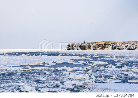 北海道・能取岬灯台と流氷に覆われたオホーツク海の景色 137314784