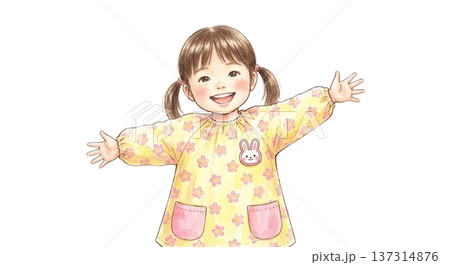 新しいスモック（または園服）を着て笑顔で立つ女の子 137314876