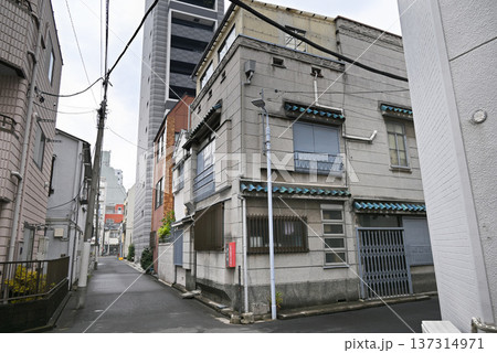 東京下町・浅草界隈の昭和の面影が残る路地裏の風景【東京都台東区】 東京下町・浅草界隈の昭和の面影が残る路地裏の風景【東京都台東区】 137314971