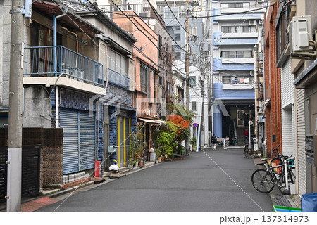 東京下町・浅草界隈の昭和の面影が残る路地裏の風景【東京都台東区】 東京下町・浅草界隈の昭和の面影が残る路地裏の風景【東京都台東区】 137314973