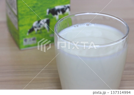 グラスに入った牛乳と牛乳パック グラスに入った牛乳と牛乳パック 137314994