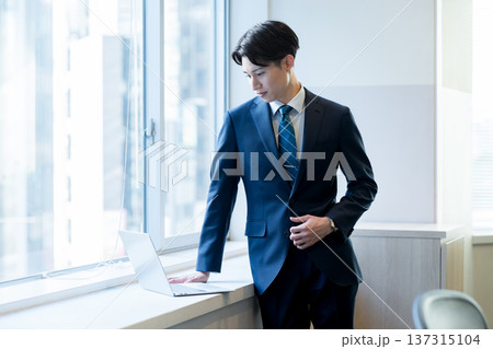 若いビジネスマン 若いビジネスマン 137315104
