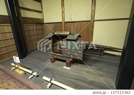 高岡 勝興寺 梅鉢紋蒔絵女乗物 富山県高岡市 高岡 勝興寺 梅鉢紋蒔絵女乗物 富山県高岡市 137315362