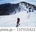 雪の小根子岳から四阿山方面を見つめる登山者（20260220105058） 137315422