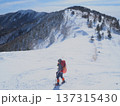 雪の小根子岳から四阿山方面を見つめる登山者（afli20260220105058） 137315430