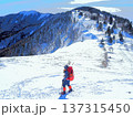 雪の小根子岳から四阿山方面を見つめる登山者（afr20260220105058） 137315450