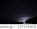 海岸線と流星 137315459