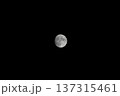 夜空に浮かぶ月 137315461