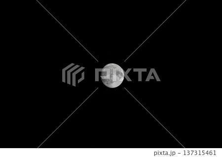 夜空に浮かぶ月 137315461