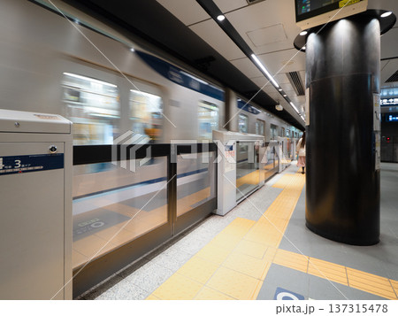 ホームを出発する地下鉄車両　東京都 137315478