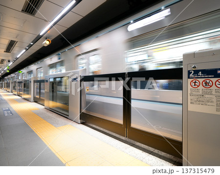 ホームを出発する地下鉄車両 東京都 ホームを出発する地下鉄車両 東京都 137315479