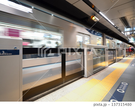 ホームを出発する地下鉄車両　東京都 137315480