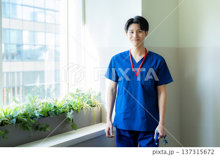 病院で働く若い医師 病院で働く若い医師 137315672