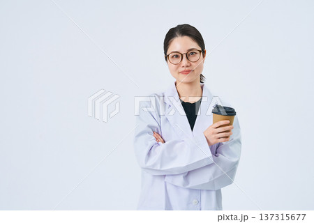 白衣を着た若い女性 137315677